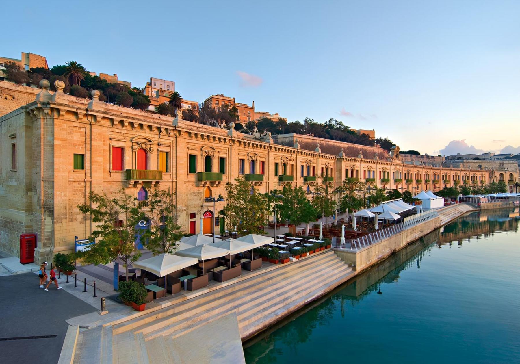 Premier Seafront Living: Ultra-luxury In *