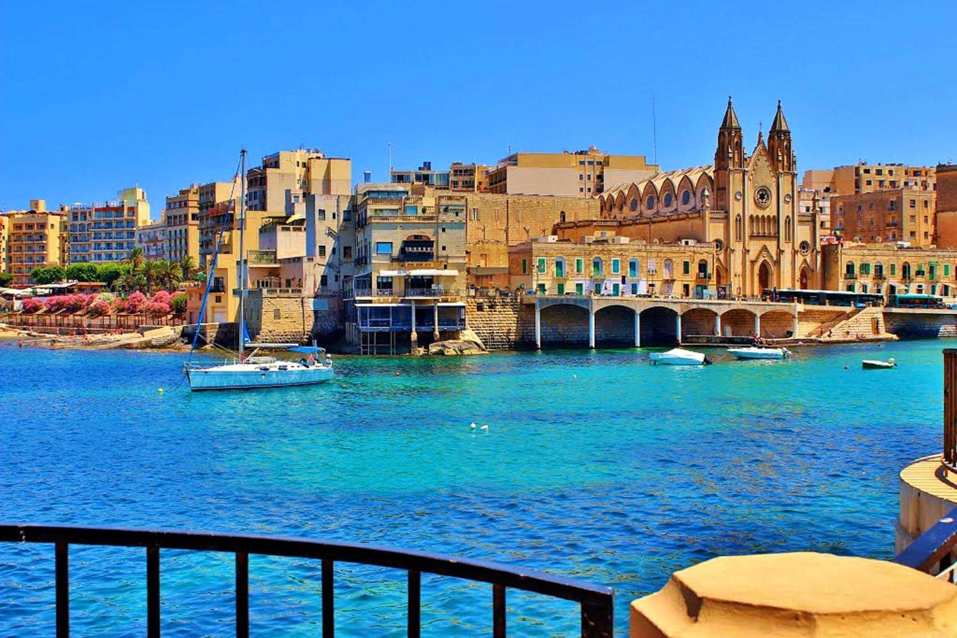 Premier Seafront Living: Ultra-luxury In Apartment