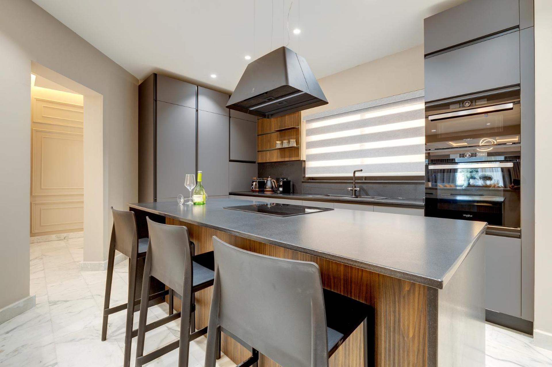 Premier Seafront Living: Ultra-luxury In Apartment *