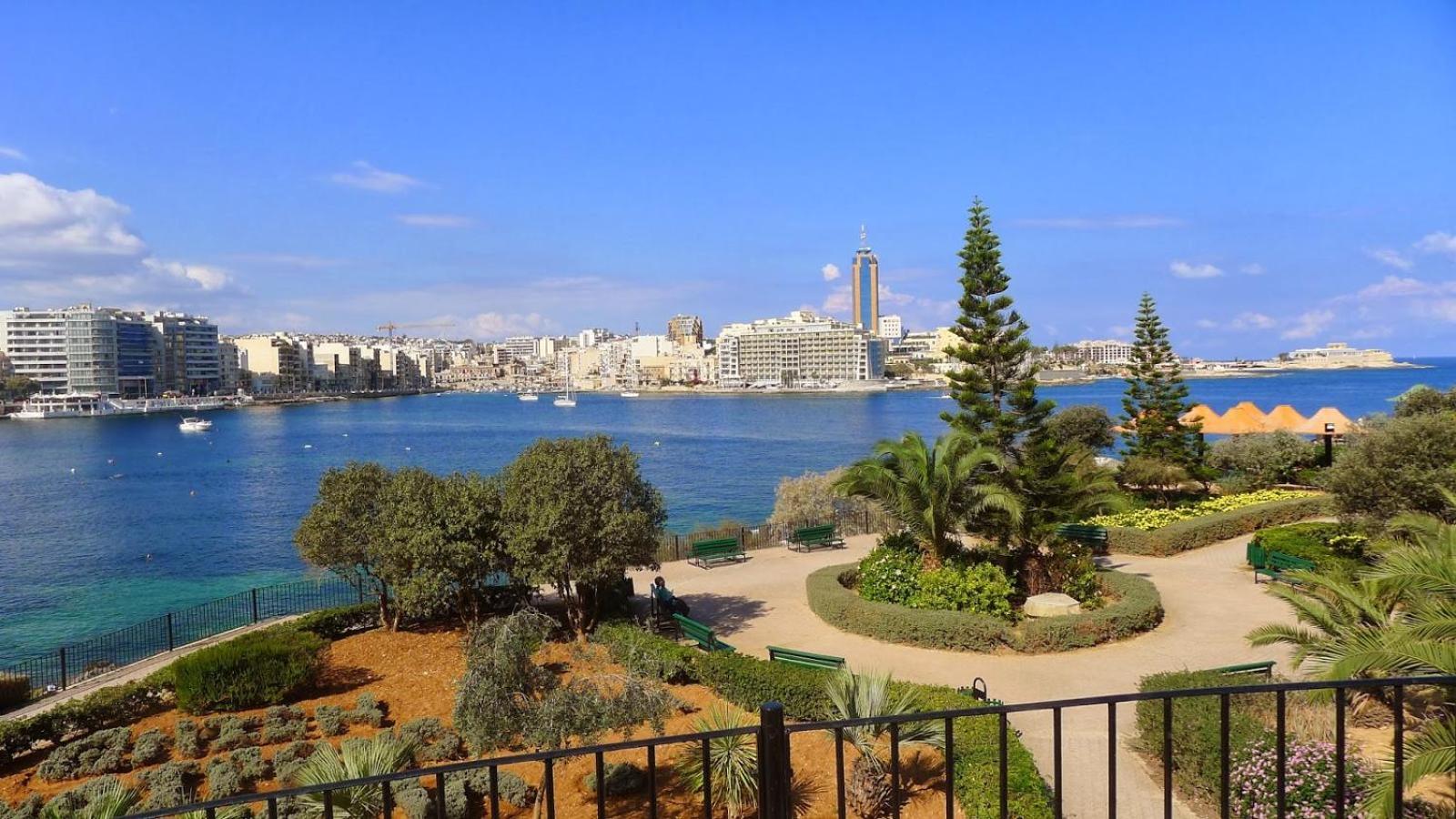 Premier Seafront Living: Ultra-luxury In